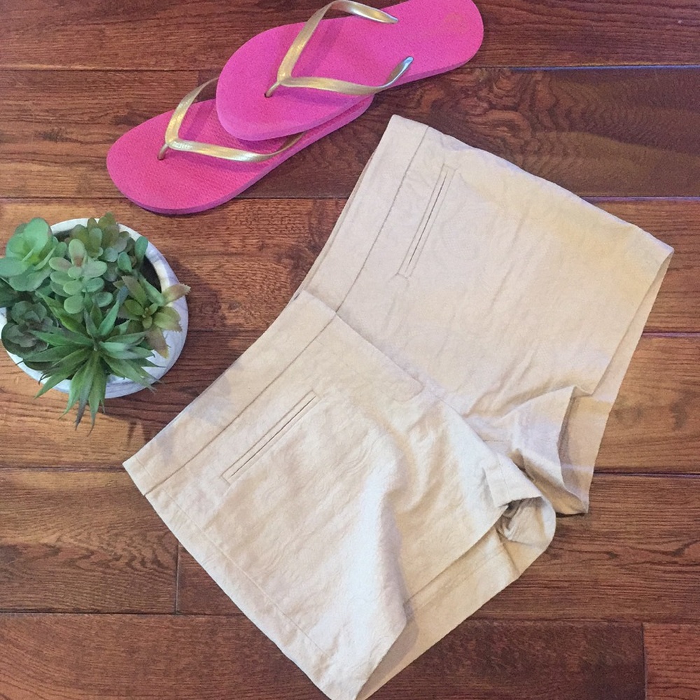 💋🥰Tan /Beige shorts w/lace pattern